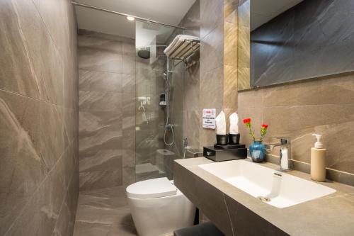 河内Casa Valentina Hanoi Hotel的一间带水槽、卫生间和淋浴的浴室