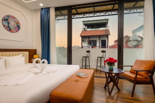 河内Casa Valentina Hanoi Hotel的酒店的客房 - 带一张床、椅子和窗户