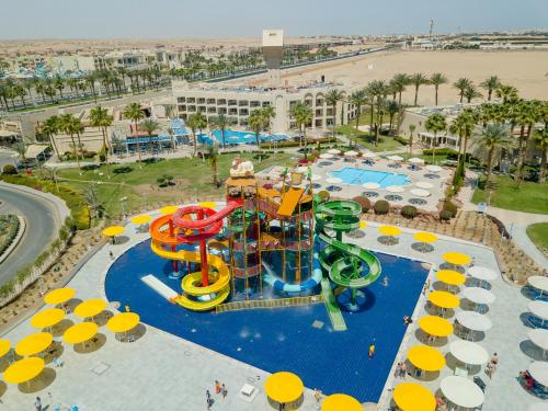 赫尔格达Pickalbatros Palace - Aqua Park Hurghada的水上公园空中景观及水滑梯