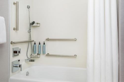 Mendota Heights明尼阿波利斯-圣保罗机场万怡酒店的带浴缸和淋浴帘的浴室