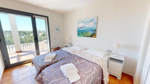 安波拉Citronella的一间卧室设有一张床和一个大窗户