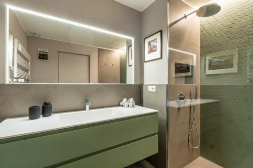 米兰Morigi 5 Vie的一间带水槽和镜子的浴室