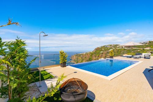 蓬他达维托亚Lê Maison Deluxe Madeira的海景别墅 - 带游泳池