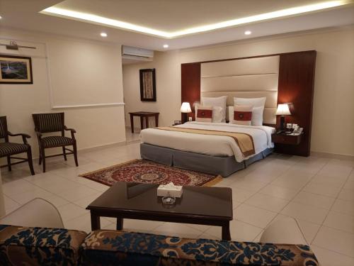 拉合尔Falettis Express DHA的酒店客房,配有床和沙发