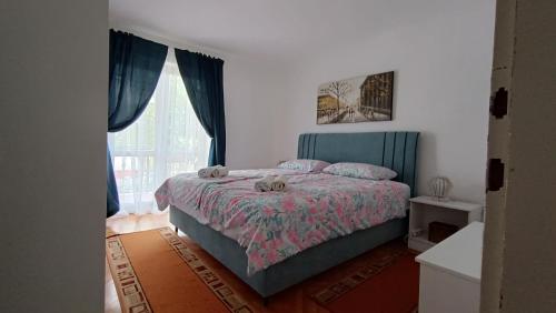 波雷奇Apartments Gabriela的一间卧室设有一张床和一个窗口
