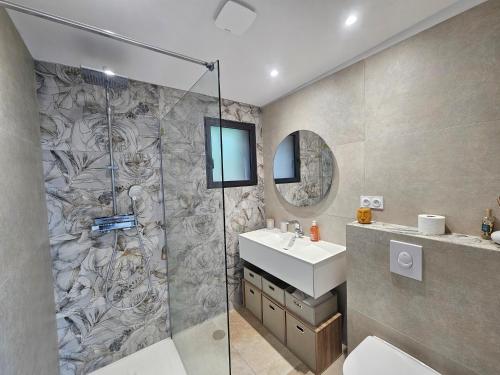 皮亚纳U Paradisu的带淋浴、盥洗盆和镜子的浴室