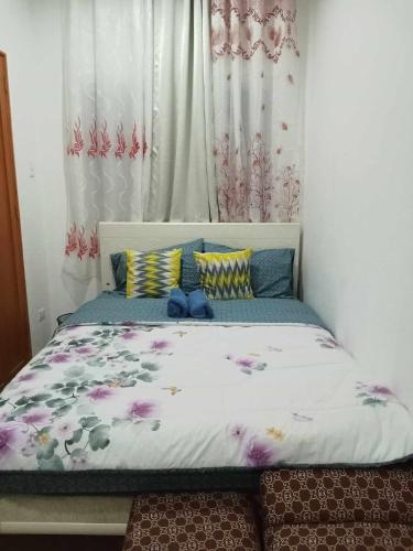 Lapu Lapu CityAle Contel的一间卧室,床上放着鲜花