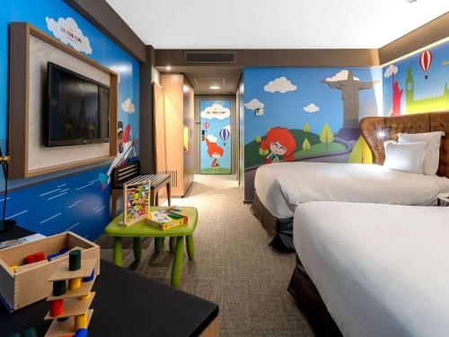 瓜鲁柳斯圣保罗瓜鲁柳斯机场铂尔曼酒店的酒店客房设有两张床和一台电视,还有一间客房设有两张床。