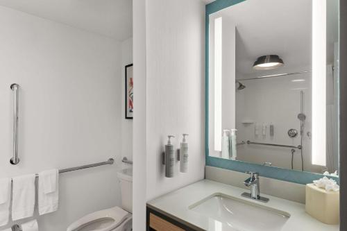 利索尼亚亚特兰大东/斯多克里斯特希尔顿嘉登酒店的一间带水槽、卫生间和镜子的浴室