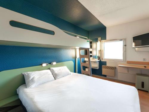 马孔梅肯北宜必思快捷酒店的卧室配有白色床和蓝色墙壁