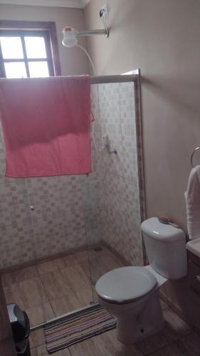 索科罗Chácara pedacinho do céu的浴室设有卫生间和带红色毛巾的淋浴。