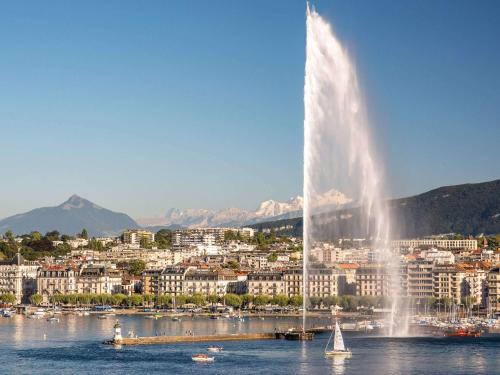 日内瓦Fairmont Grand Hotel Geneva的城市前水中的喷泉