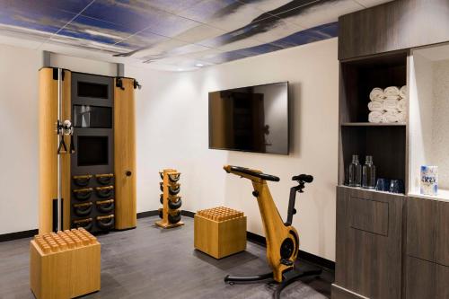 波尔多FirstName Bordeaux by Hyatt的一间带跑步机的健身房