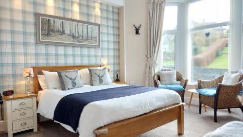 温德米尔Invergarry Room Only Guest House For Adults的一间卧室设有一张大床和一个窗户。
