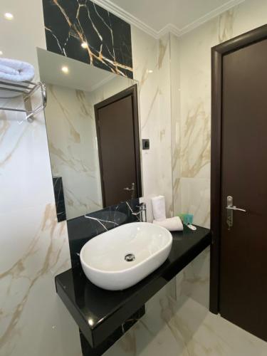 伊古迈尼察赛尔拉夫卡斯宫殿酒店的浴室设有白色水槽和镜子