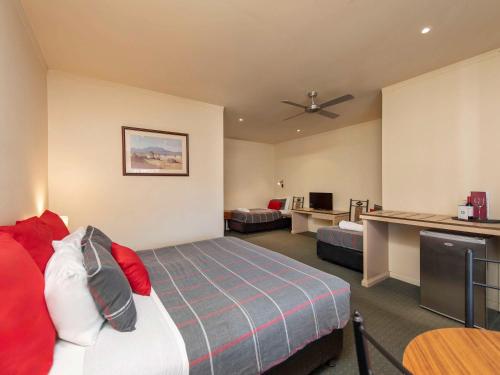 皮里港Breakfree Port Pirie的配有一张床和一张书桌的酒店客房