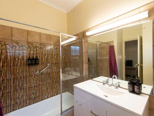 皮里港Breakfree Port Pirie的带淋浴、盥洗盆和淋浴的浴室