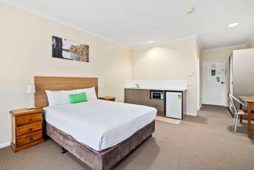 海伊Comfort Inn Bishops Lodge的酒店客房设有一张大床和一个厨房。