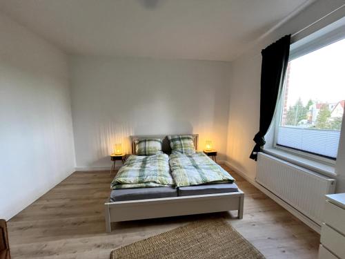 Soleblick的卧室配有带枕头的床铺和窗户。