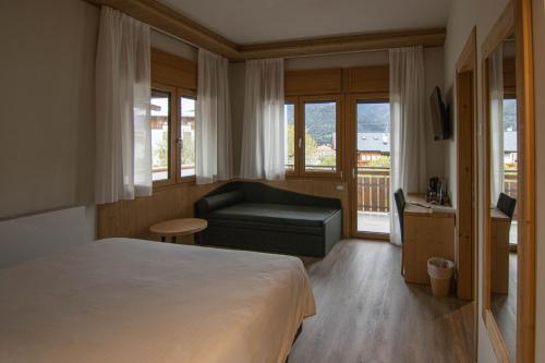 LorenzagoChalet Cridola Dolomiti Experience的酒店客房,配有床和沙发