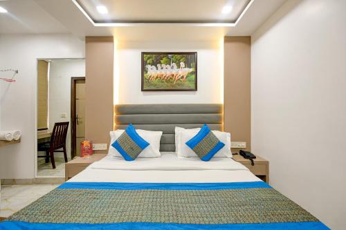 Hotel Bhartia 2 min walk from New Delhi Railway station客房内的一张或多张床位