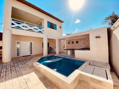 弗雷谢拉斯Casa em flecheiras com piscina的别墅前设有游泳池