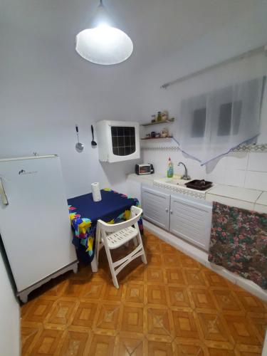 莫纳斯提尔Studio Skanes的白色的厨房配有桌子和水槽