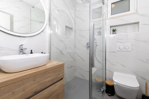 耶尔萨维斯塔别墅酒店的白色的浴室设有水槽和淋浴。
