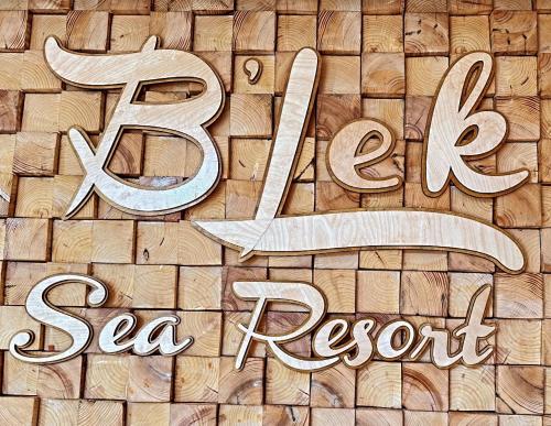 多亚马伊B'LEK SEA RESORT的木墙上的海滨度假胜地标志