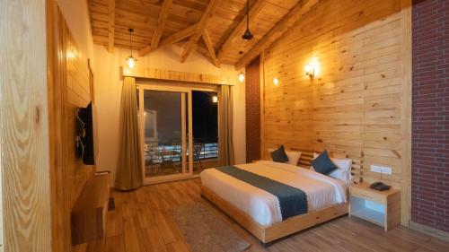 兰纳加The Forest By 3Tree Group的卧室配有一张床铺,位于带木墙的房间内