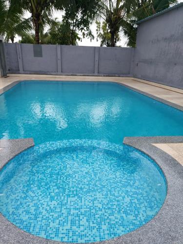 戈莱J K Farm Resort的蓝色海水大型蓝色游泳池