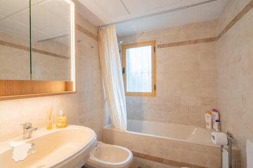 阿杜纳斯区Apartamento Margarita的带浴缸、卫生间和盥洗盆的浴室