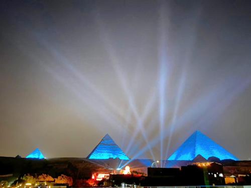 开罗Pyramids Express View HoTeL的金字塔前的喷泉