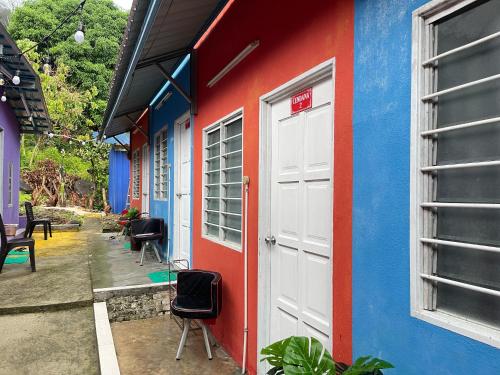 刁曼岛MEMORY LANE的蓝色和红色的建筑,有白色的门