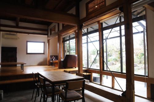 鹿儿岛小宿　福右衛門邸的一间带桌椅和窗户的用餐室