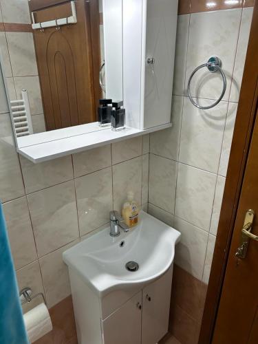 佩科霍里Pefkohori的浴室设有白色水槽和镜子