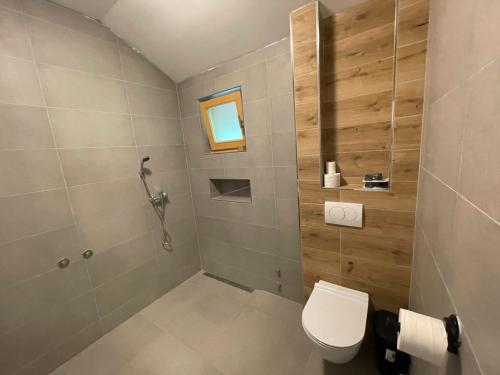 贝拉茨尔克瓦Camping Oaza的一间带卫生间和淋浴及窗户的浴室