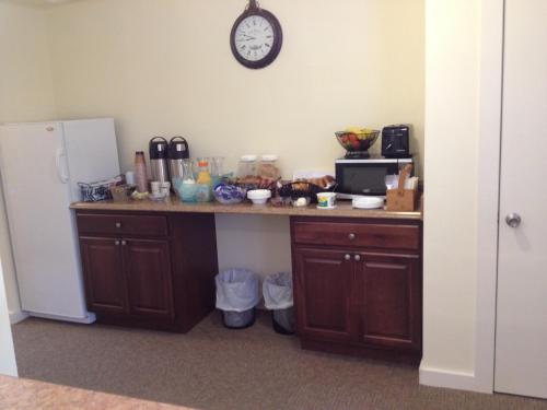 泊鲁威利宾馆的厨房配有微波炉和冰箱。