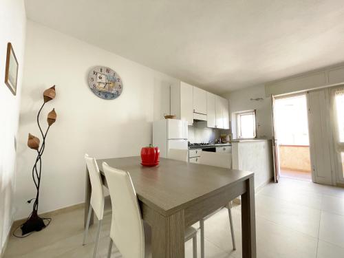 马达莱纳Nuovo Appartamento Ristrutturato in Corte Interna的厨房以及带木桌和椅子的用餐室。