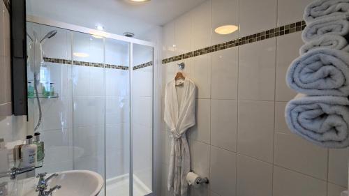 托基滨海别墅酒店的带淋浴和盥洗盆的浴室