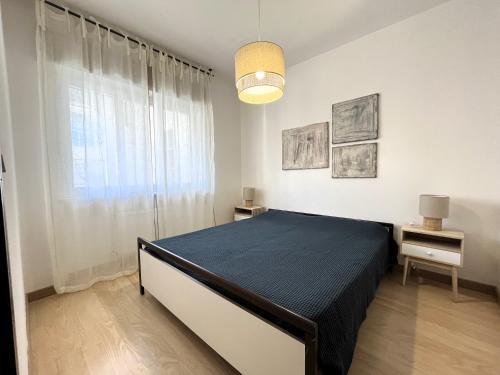 格拉多Appartamento Warner的一间卧室设有一张床和一个大窗户