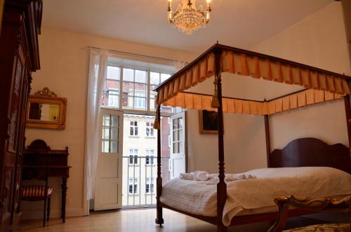 哥本哈根哥本哈根出租式酒店的一间卧室设有天蓬床和窗户。