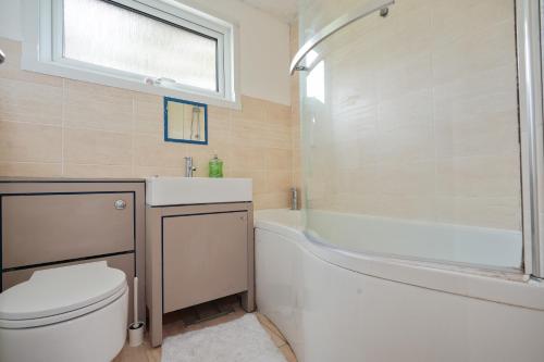 HeeleyContractor accommodation的浴室配有卫生间、浴缸和水槽。