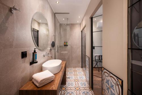 奥玛那亚德斯酒店的一间带水槽和镜子的浴室