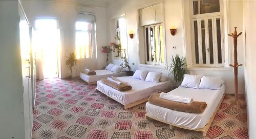 卢克索Alam B&B Luxor的一间带两张床和一张沙发的客厅