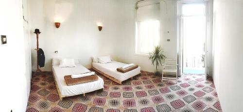 卢克索Alam B&B Luxor的一间设有两张床和一张沙发的房间