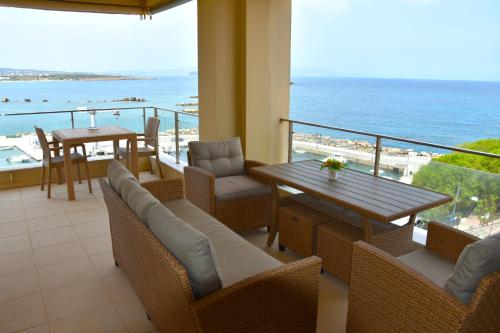 干尼亚Panoramic Sea View的一个带桌椅的海景阳台