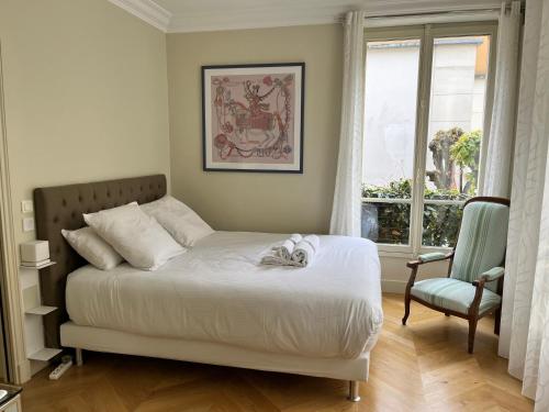 巴黎La Villa d'Auteuil的卧室配有一张床,上面放着一只猫