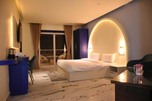 奈尼塔尔Spruce Hill Hotel & Restro的酒店客房设有一张床和一个阳台。