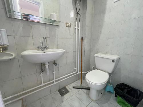 马特鲁港马沙马特鲁亚德里亚酒店的一间带卫生间和水槽的浴室